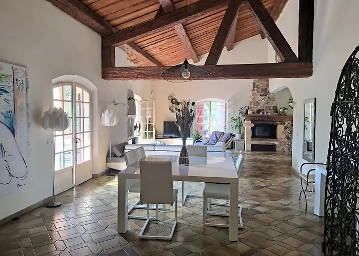 Дом отдыха Provencale Avec Piscine Au Calme Сент-Максим